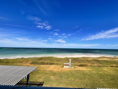 Beachfront villa, Ledge Point Chalet in Ledge Point