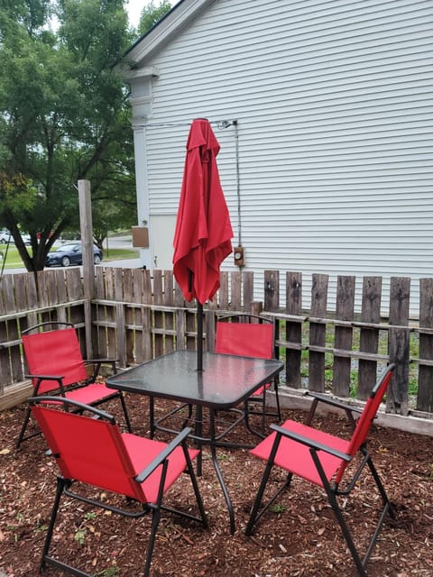 The Cozy Red cottage House in Hadley