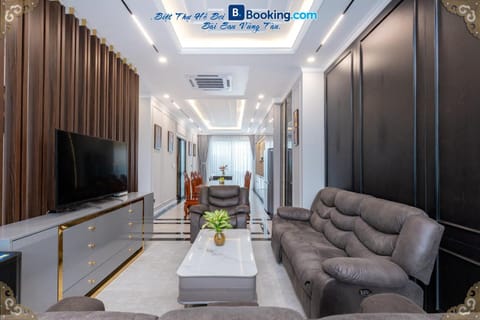 Communal lounge/ TV room, TV and multimedia, Living room, Seating area, Evening entertainment, air conditioner