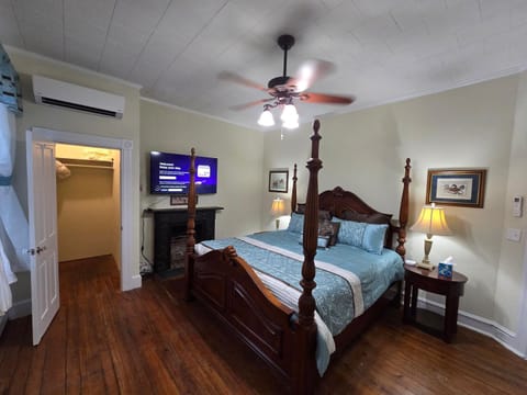 Bed, TV and multimedia, Photo of the whole room, Bedroom, fireplace, air conditioner