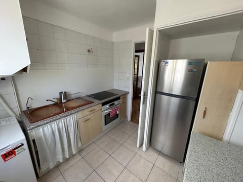 Kitchen or kitchenette, oven, stove