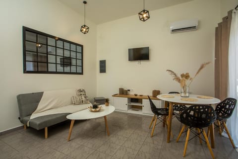 TV and multimedia, Living room, Seating area, Dining area, air conditioner