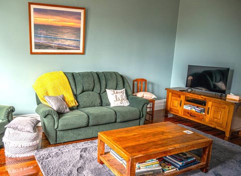 TV and multimedia, Living room, Seating area, Evening entertainment