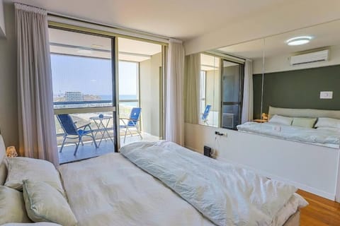 Mandarin Hotel 1BD Beach Flat Apartment in Tel Aviv-Yafo