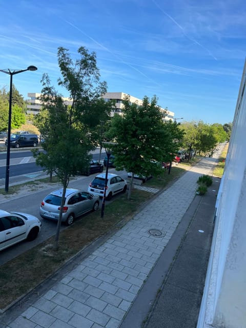 Studio Appart'hôtel gare TGV avec place privée Apartment in Avignon