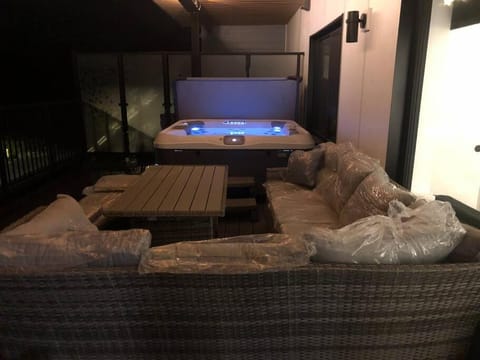 Hot Tub, Balcony/Terrace, Seating area