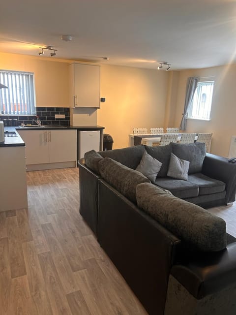 Brand new luxury 1 & 2 bed apartments Open plan kitchens diner FREE WI-FI & NETFLIX Apartment in Burton upon Trent