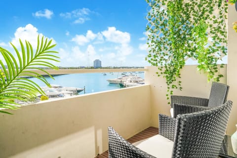 View (from property/room), Balcony/Terrace, Seating area, Sea view