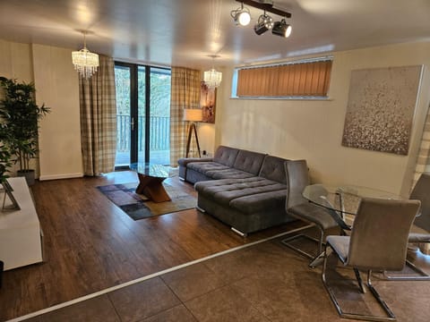 Crayford Town Centre Oasis Apartment in Dartford