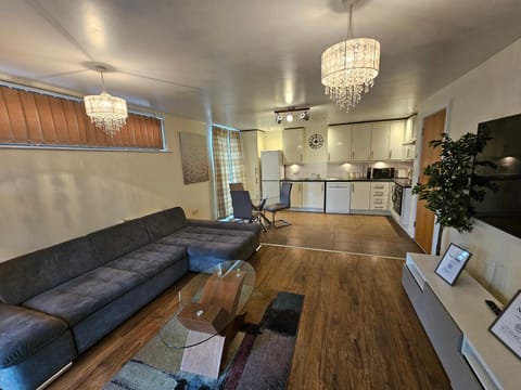 Crayford Town Centre Oasis Apartment in Dartford