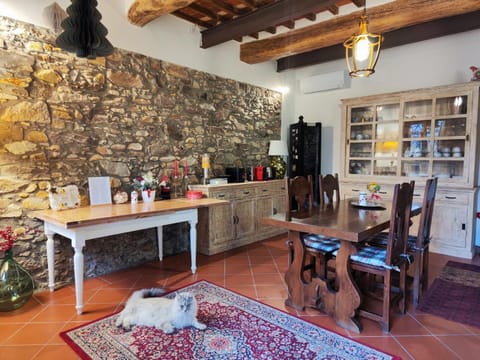 Dining area, Pets