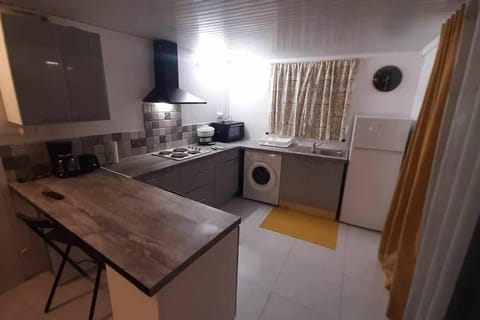 Kitchen or kitchenette, oven, washing machine