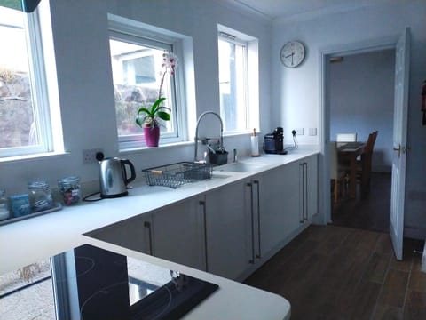 Coffee/tea facilities, Kitchen or kitchenette, oven, stove, toaster