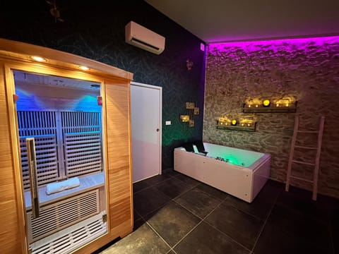 Hot Tub, Hot Tub, Sauna, Sauna, Spa and wellness centre/facilities