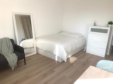 Appartement proche gare et zone d activité Maurepas Apartment in Île-de-France