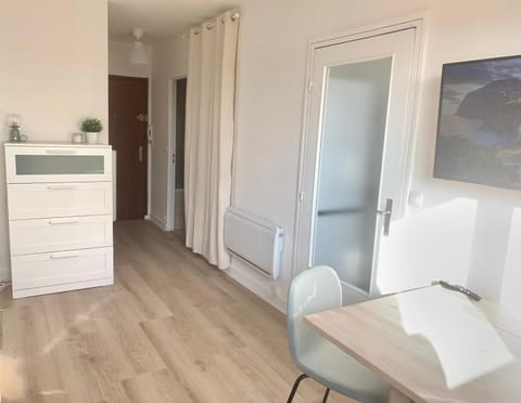 Appartement proche gare et zone d activité Maurepas Apartment in Île-de-France