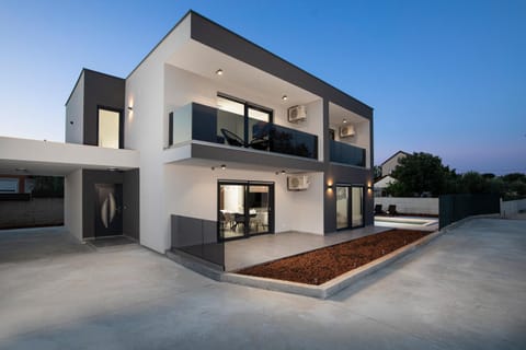 Property building, Patio, Balcony/Terrace