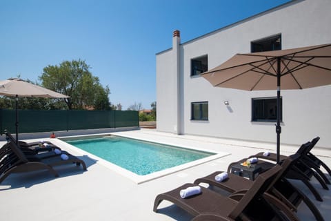 Day, Pool view, Swimming pool, sunbed