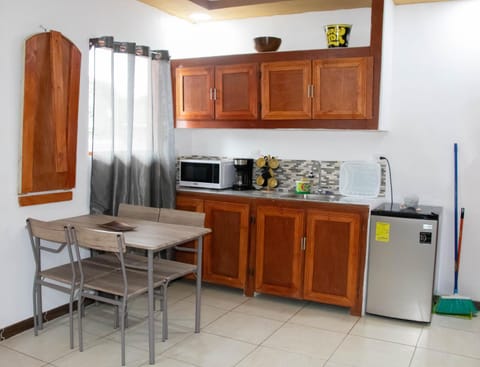 Kitchen or kitchenette, Dining area, microwave, minibar