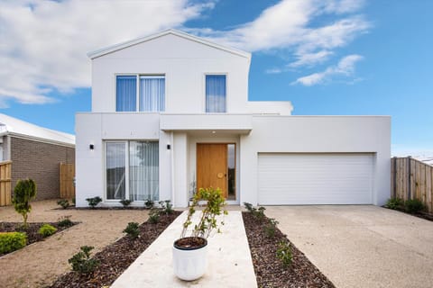 Saltwater Lux, 4 bdrm, 3 bath, golf, weddings, beaches, adventure park Villa in Point Lonsdale