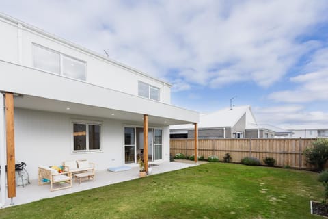 Saltwater Lux, 4 bdrm, 3 bath, golf, weddings, beaches, adventure park Villa in Point Lonsdale