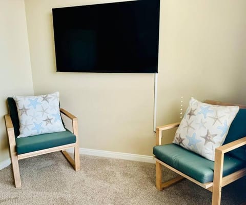 Oasis 2 bedroom minutes to the marina Apartment in Marina del Rey