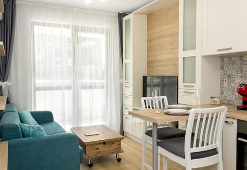 TV and multimedia, Kitchen or kitchenette, Living room, Seating area