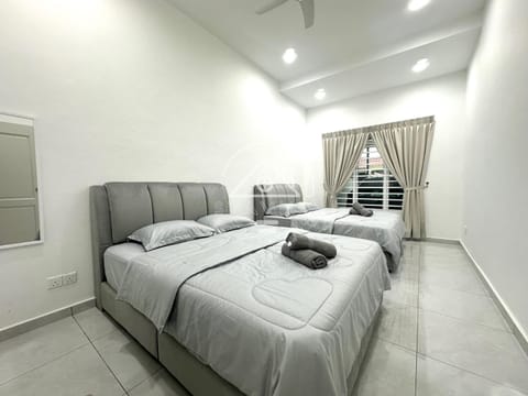 Bed, Photo of the whole room, Bedroom, towels, air conditioner