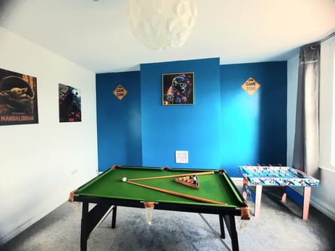 Billiard, Game Room