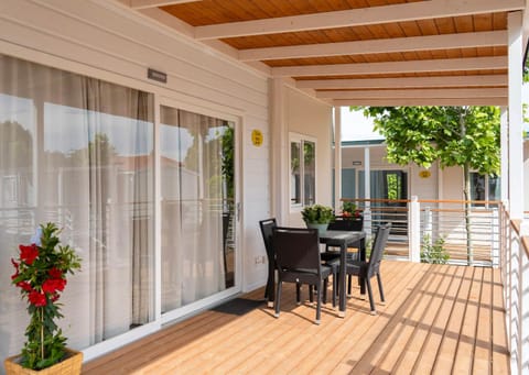 Patio, Day, Balcony/Terrace, Dining area