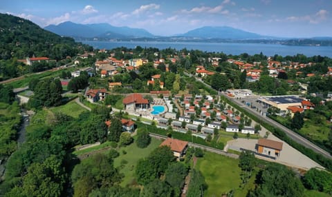 Property building, Bird's eye view, Lake view, Mountain view, Pool view, Street view, Swimming pool