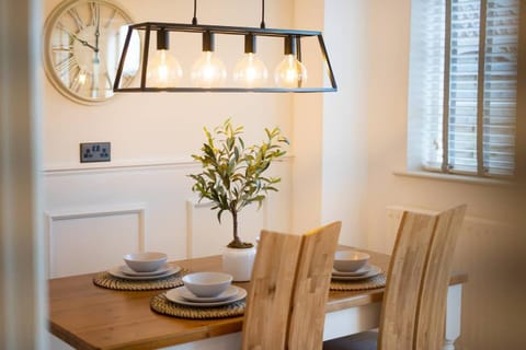 Stylish 2 Bedroom Cottage With Hot Tub And Parking House in Bewdley