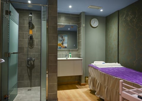 Massage, Sauna, Spa and wellness centre/facilities