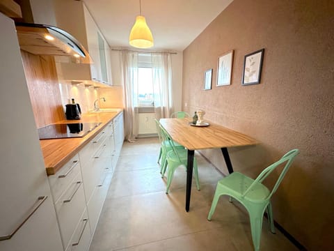 Kitchen or kitchenette, Seating area, Dining area, stove