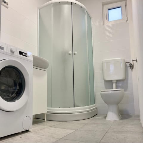 Shower, Toilet, Bathroom, washing machine