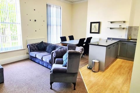 2 Bedroom Apartment Next to Train Station Perfect For Long Stays Apartment in Preston