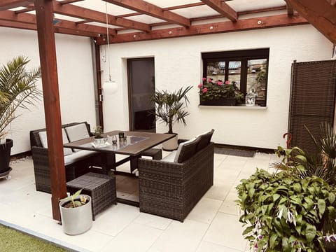 Garden, Seating area, Dining area