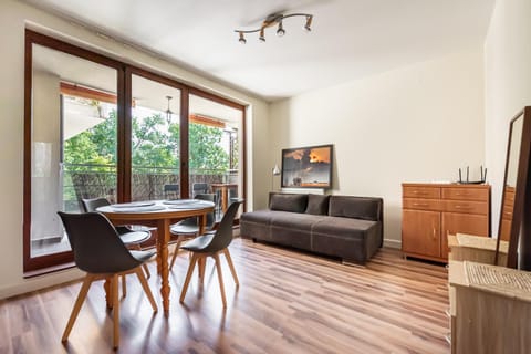 TV and multimedia, Living room, Photo of the whole room, Seating area, Dining area