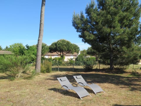 Holiday Home Les Arbousiers by Interhome Maison in Vendays-Montalivet