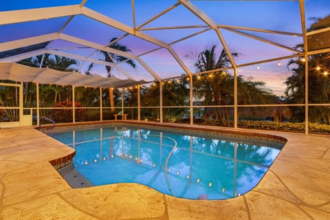 OH! What a Villa - Sunsets, Saltwater Pool, Hot tub, Tiki Hut, Dock - Villa Coastal Cottage- Roelens House in Cape Coral