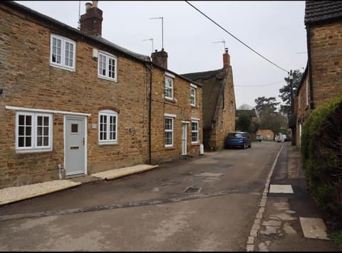 NEW Country Cottage with log fire & parking House in Daventry District