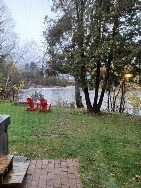 Le St-Amour sur la Rouge Chalet in Mont-Tremblant