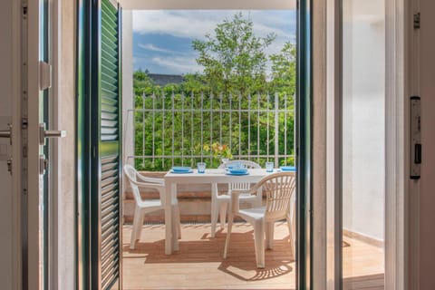 Patio, Day, Dining area, Garden view