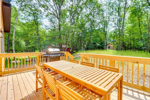 Charming Poconos Cabin with Pool and Beach Access! House in Tunkhannock Township