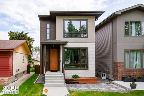 NEW Modern Home - Sleeps 8 - Foosball - Deck & BBQ Apartment in Edmonton