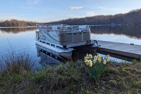 Lakefront Chalet with Pontoon boat & golf cart Chalet in Coolbaugh Township