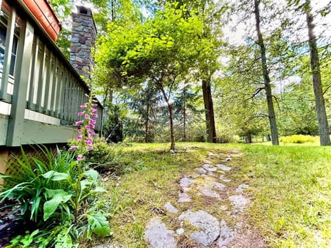 Lakefront Chalet with Pontoon boat & golf cart Chalet in Coolbaugh Township