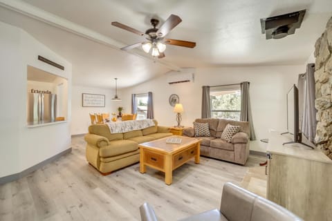 Pine Home with Decks and Grill Less Than 1 Mi to Downtown! Casa in Strawberry