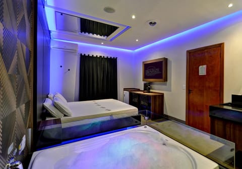 Bed, Hot Tub, Bathroom, TV and multimedia, Bath, minibar, air conditioner