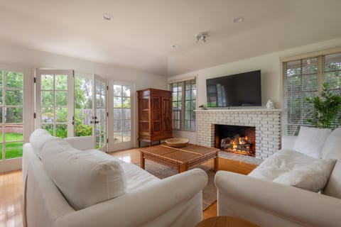 Communal lounge/ TV room, TV and multimedia, Living room, Evening entertainment, fireplace